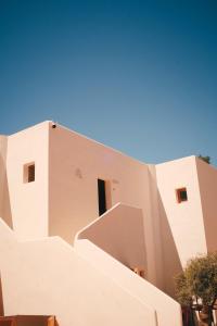 un edificio blanco con escaleras delante en Estel Formentera, en Playa de Migjorn
