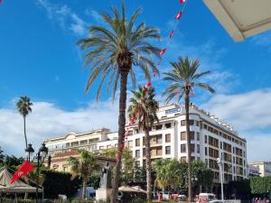 un gran edificio blanco con palmeras delante en Tunis medina en Túnez