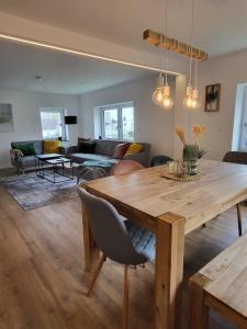 ein Wohnzimmer mit einem Holztisch und einem Sofa in der Unterkunft ALA-Living Familien-Glück für 8 Personen Legoland in 4min in Günzburg