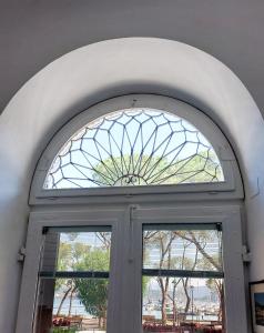 una ventana sobre la puerta de un edificio en Cà da Ro en Fezzano