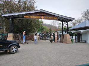 un cancello per un parco con persone che si trovano in piedi in un parco giochi di Happy Homestay a Khajurāho