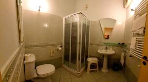 uma casa de banho com um chuveiro, um WC e um lavatório. em D'Elite Room & Breakfast em Ferrara
