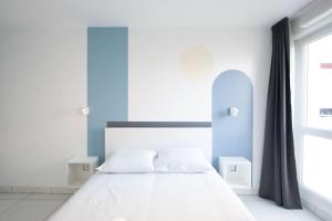 Ένα ή περισσότερα κρεβάτια σε δωμάτιο στο beautiful 2 bedroom apartment 40 min from Paris