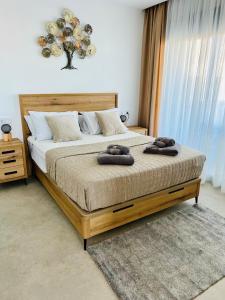 1 dormitorio con 1 cama con 2 toallas en Super con gran terraza y vistas, en Gran Alacant