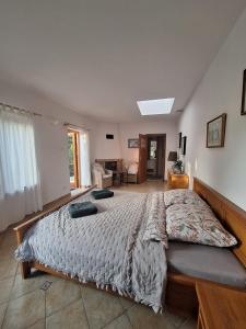 sypialnia z dużym łóżkiem z poduszkami w obiekcie Ranczo Brusno w mieście Połczyn-Zdrój