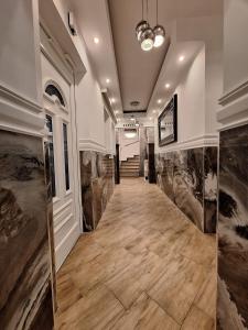 korytarz w budynku z drewnianą podłogą i sufitem w obiekcie Vila Lemic Postojna w mieście Postojna