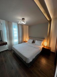 Llit o llits en una habitació de Golden Palace Hotel Apartments