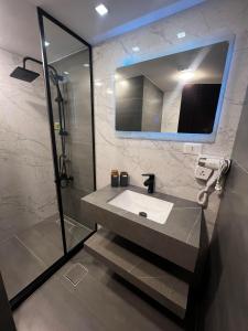 W łazience znajduje się umywalka i lustro. w obiekcie Golden Palace Hotel Apartments w mieście Amman