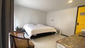 Postel nebo postele na pokoji v ubytování Fardo Hotel Autónomo en Bogotá - Zona T - Recepción Digital 24H