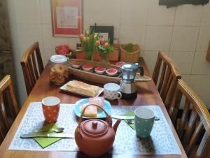 einen Tisch mit einem Wasserkocher und Tassen darauf in der Unterkunft la melagrana rossa in Quattro Castella