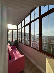 ドゥラスにあるclassy apartment Lea 3のリビングルーム(ピンクのソファ、大きな窓付) +23枚の写真