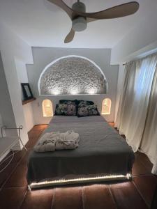 1 dormitorio con 1 cama y ventilador de techo en Casa Abades Arcos de la Frontera, en Arcos de la Frontera