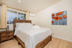 1 dormitorio con 1 cama y una pintura en la pared en Peaceful Family Home with 3 Bedrooms and 2 Bathrooms, en Glendora