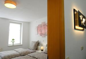 um quarto com 2 camas e uma janela em Urlaub nicht nur für Monteure "K2" em Gera