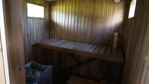 una pequeña sauna de madera con un banco. en Romantiline glämping Setomaa looduses, en Leimani