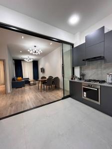 Η κουζίνα ή μικρή κουζίνα στο Deluxe Apartments
