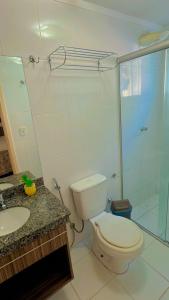 ein Bad mit einem WC, einer Dusche und einem Waschbecken in der Unterkunft Flat Diroma Lacqua in Caldas Novas
