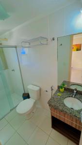 uma casa de banho com um WC, um lavatório e um chuveiro em Flat Diroma Lacqua em Caldas Novas