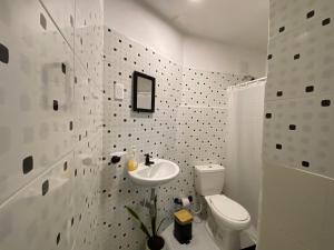 uma casa de banho branca com um WC e um lavatório em Habitación Cerca de aeropuerto em Cartagena das Índias