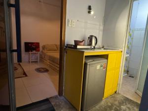 een kleine keuken met een gele aanrecht in een kamer bij Paradiso in Ho Chi Minh-stad