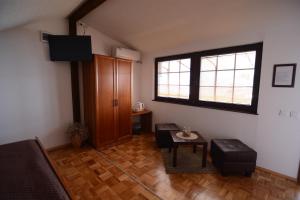 ein Wohnzimmer mit einem Tisch und einem großen Fenster in der Unterkunft Apartment Bojadzi in Ohrid