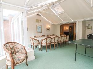 ein Esszimmer mit einem Tisch und Stühlen in der Unterkunft Rosehill Manor in Market Drayton