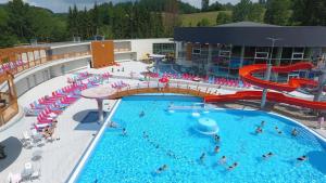 Bazén v ubytování Vila MAX - WHIRLPOOL & BAZÉN & SAUNA nebo v jeho okolí