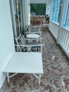 una fila di sedie e un tavolo sul balcone di Peaceful Home With Private Pool! a Montego Bay