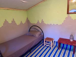 Postel nebo postele na pokoji v ubytování Auberge L'Oasis Mhamid + 36 fotografií