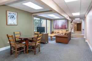 poczekalnia ze stołem, krzesłami i kanapą w obiekcie Legacy Vacation Resorts Steamboat Springs Hilltop w mieście Steamboat Springs