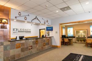 un hall d'accueil d'une clinique ancienne avec une salle d'attente dans l'établissement Legacy Vacation Resorts Steamboat Springs Hilltop, à Steamboat Springs