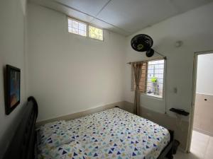 a bedroom with a bed and a window at Casa Mi Valle Loft in Santa Marta