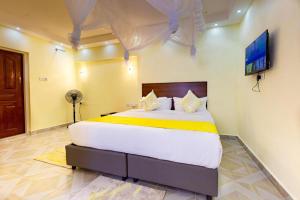 Markson Hotel Kilimani tesisinde bir odada yatak veya yataklar