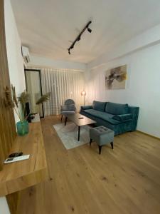 sala de estar con sofá azul y mesa en 2B Apartment, en Petrovec