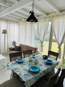 tavolo da pranzo con piatti blu di Casa Kalos a Favignana