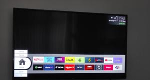 einen Fernsehbildschirm mit vielen verschiedenen Ikonen darauf in der Unterkunft Luxury 3 Bedroom House in Birmingham