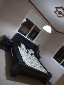 1 dormitorio con 1 cama en una habitación en Villa haydi, en Oujda