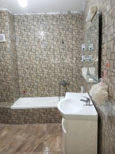 烏季達的住宿－Villa haydi，浴室配有盥洗盆和浴缸。