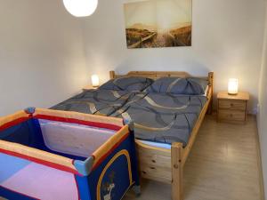 - une chambre avec un lit doté d'un cadre en bois dans l'établissement Apartmán Lipno 1, à Lipno nad Vltavou