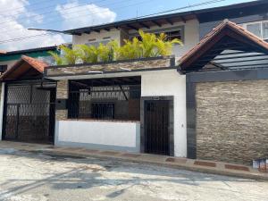 a house with a gate and a fence at Apartamento tipo estudio in Mérida
