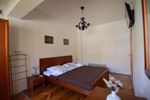 um pequeno quarto com uma cama e uma mesa em Apartment Bojadzi em Ohrid