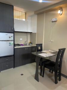 Apartamento tipo estudio في Mérida: مطبخ مع طاولة وكراسي في غرفة