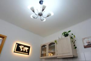 um tecto com um candelabro e um armário numa cozinha em Urlaub nicht nur für Monteure "K2" em Gera