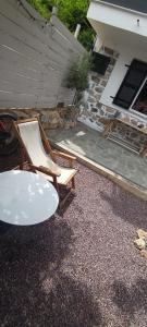 una mesa blanca y sillas en un patio en calm stone house elemm, en Kastoria