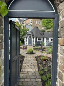 einen Eingang zu einem Haus mit offener Tür in der Unterkunft B&B Cosy Garden in Alblasserdam