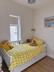 una camera da letto con un letto con un orsacchiotto sopra di An Teach Beag 2 Bed Flat a Gorey