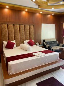 - une chambre avec un grand lit dans l'établissement Saikat Saranya Resort, Mandarmoni Beach, à Mandarmoni