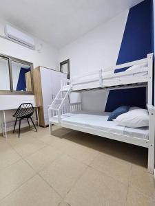 Ένα ή περισσότερα κρεβάτια σε δωμάτιο στο Masada34a City Center
