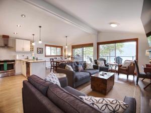 een woonkamer met banken en een keuken bij Handsome Dan's Vacation Cottage Rentals in Port Renfrew