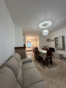 sala de estar con sofá y mesa en Casa Vacanze ''La Torre'' en Cascia